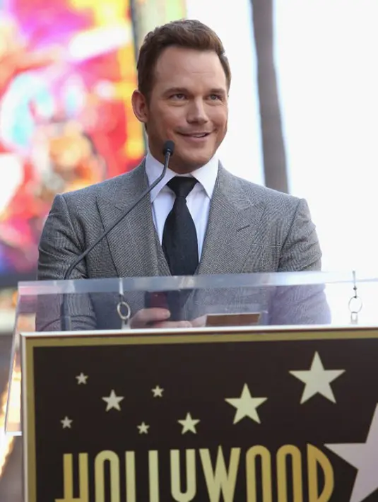 Diwartakan Hollywoodlife.com, Chris dan wanita berambut Blonde itu tampil dengan pakaian kasualnya. Chris dengan kaos berwarna abu-abu dan topi baseballnya. Terlihat ia begitu nyaman akan melakukan perjalanan singkat. (AFP/Jesse Grant)