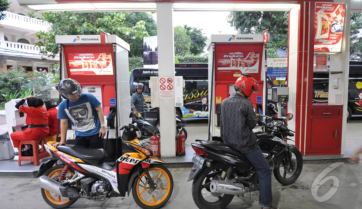 Pengendara sepeda motor saat menunggu giliran untuk mengisi bahan bakar minyak (BBM) di salah satu SPBU, Jakarta, Kamis (1/1/2015). (Liputan6.com/Miftahul Hayat)