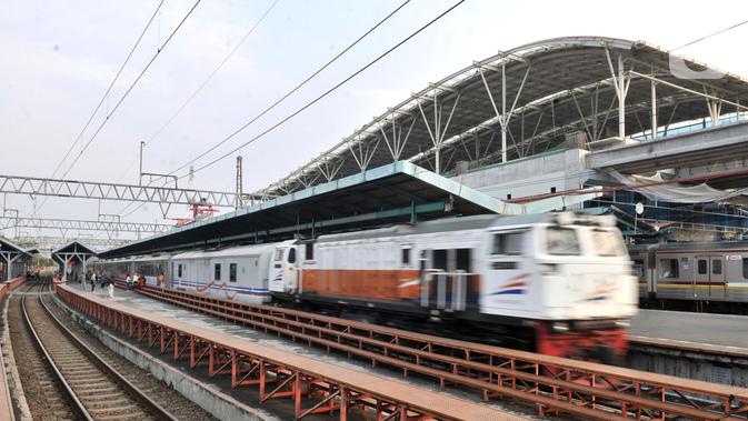 Kereta api melintas di salah satu jalur Stasiun Manggarai, Jakarta, Rabu (9/10/2019). Rencana pemindahan pelayanan KA jarak jauh dari Stasiun Gambir ke Stasiun Manggarai agar kapasitas pengguna KA semakin banyak. (merdeka.com/Iqbal S. Nugroho)
