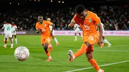 Tak berhenti sampai di situ, 12 menit berselang Amad kembali jadi pembeda. Ia mengirimkan assist matang kepada Yan Diomande, yang melepaskan tembakan melengkung dari dalam kotak penalti. Bola meluncur mulus ke gawang setelah Koffi salah mengantisipasi arah tembakan. (AP Photo/Themba Hadebe)
