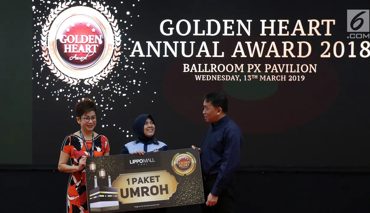 Susanti (tengah) berbincang dengan CEO Lippo Malls Indonesia, Eddy Mumin dan Associate Director Rita Yovita usai memberikan apresiasi paket umroh pada acara Golden Heart Award di Lippo Mall Puri, Jakarta, Rabu (13/3). (Liputan6.com/Fery Pradolo)