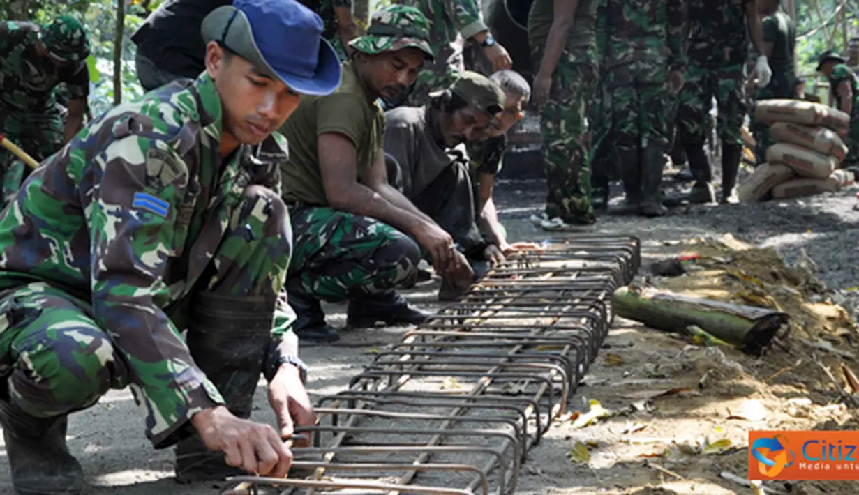Citizen6, Madura: Prajurit Korps Marinir dari Pasmar-1 berkesempatan membuat jembatan di Desa Blega Oloh, Kecamatan Blega, Kabupaten Bangkalan Madura pada, Senin (29/5). (Pengirim: Roby)