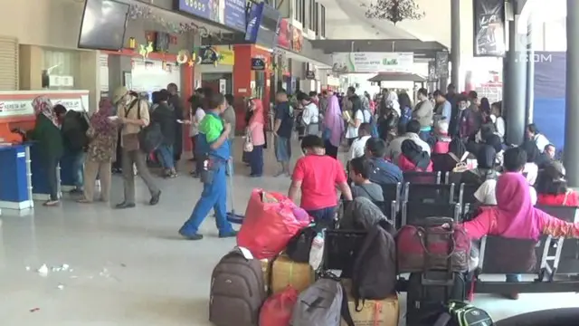 Ratusan penumpang kembalikan tiket kereta di Stasiun Gubeng, Surabaya lantaran tak jadi mudik karena beberapa alasan.