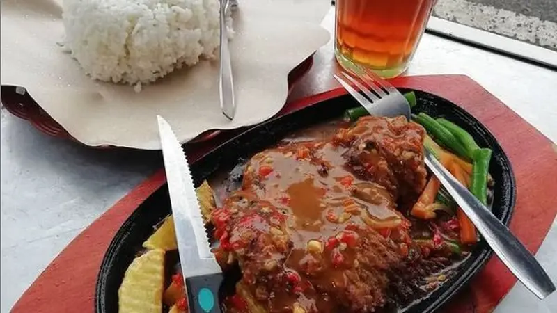 Sajian Steak di Warung Tepi Jalan Mirip Warteg, Ada Cerita Apa di Baliknya?