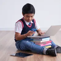 Ilustrasi anak bermain gadget/copyright freepik.com/Pressfoto