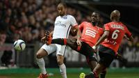 Gelandang Paris Saint-Germain (PSG), Lucas Moura (kiri), beraksi pada laga Ligue 1 kontra Rennes di Stadion Roazhon Park, Sabtu (31/10/2015) dini hari WIB. (AFP PHOTO / Jean-Sebastien Evrard)