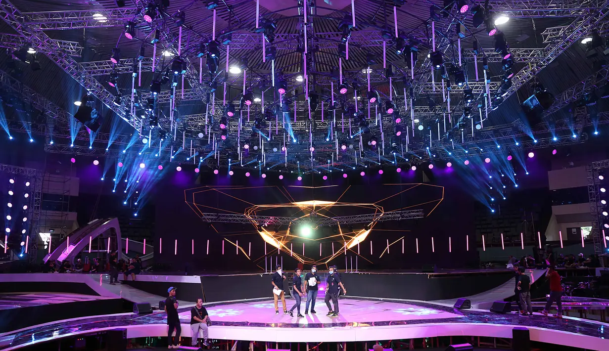 Berbagai persiapan terus dilakukan. Begitu juga dengan para penyanyi yang akan tampil menghibur. Pada ultah kali ini, Indosiar menyiapkan panggung megah, dengan dukungan lampu dengan teknologi cangih. (Nurwahyunan/Bintang.com)