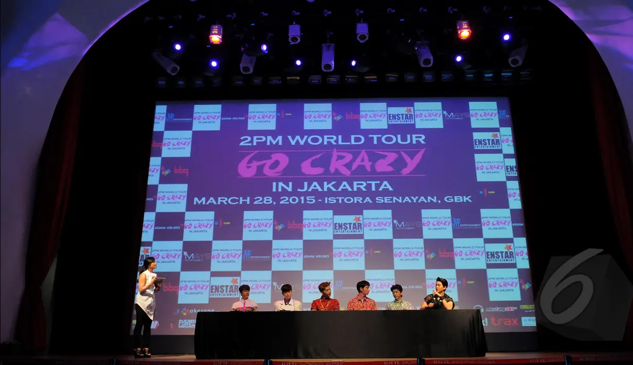 2PM saat menggelar konferensi pers  di salah satu mall di kawasan Kuningan Jakarta Selatan, Jum'at, (27/3/2015). 2PM akan menghibur fansnya di Indonesia pada  28 Maret 2015 di Istora Senayan, Jakarta (Liputan6.com/Faisal R Syam)