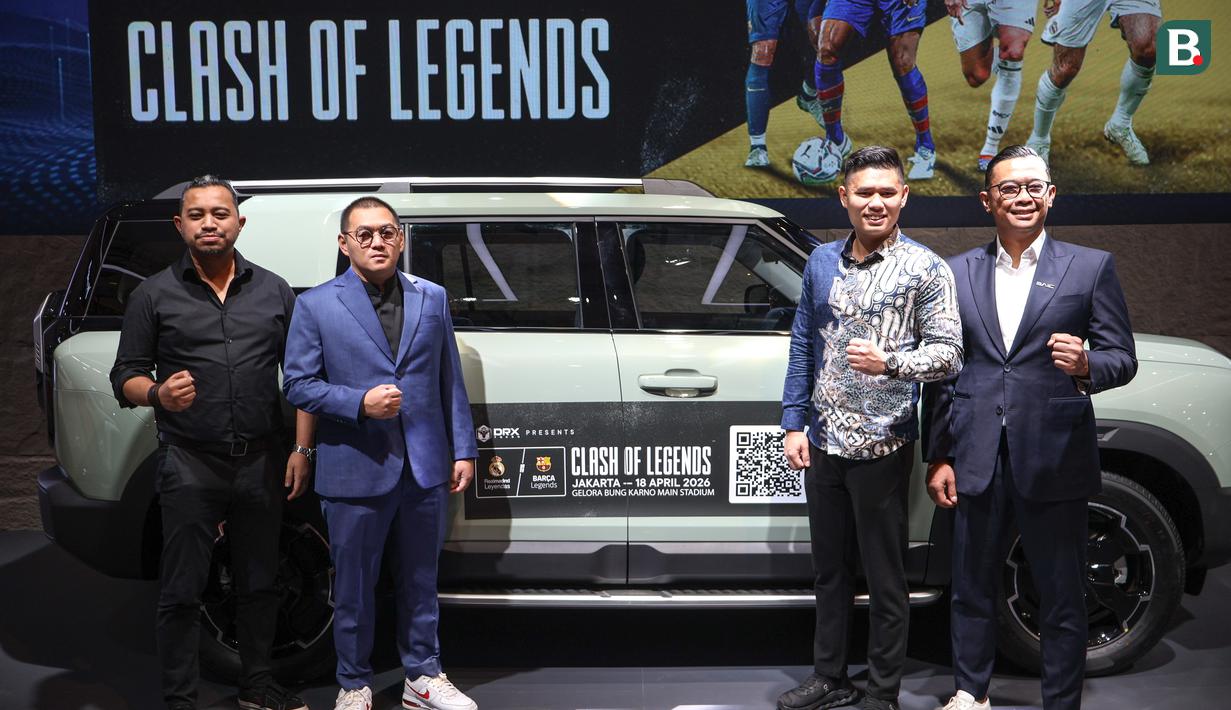 Chief Operating Officer BAIC Indonesia, Dhani Yahya dan CEO Senyawa Entertainment, Reza Wibisana Subekti dalam peluncuran kerjasama BAIC Indonesia dengan Clash of Legends dalam gelaran IIMS 2026 di JIEXPO Kemayoran, Jakarta, Kamis (5/2/2026). (Bola.com/Nur Iman Ali)