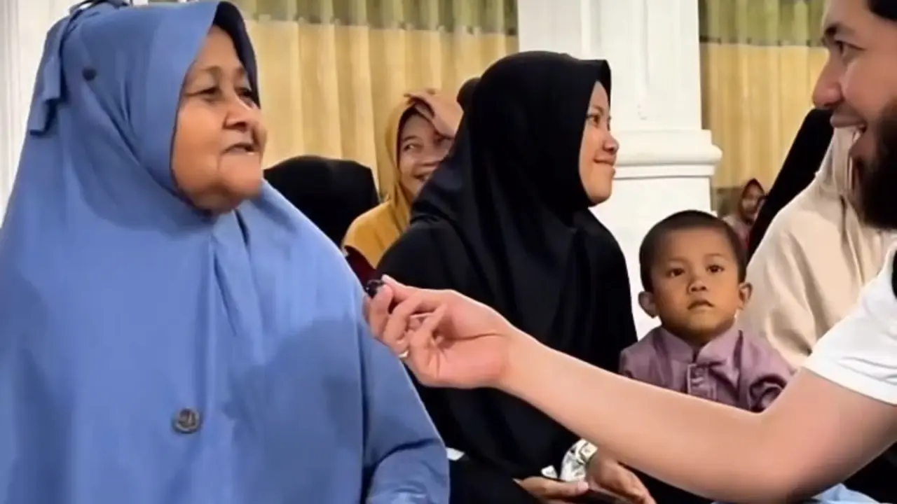 Seorang nenek menceritakan bagaimana banjir bandang menghanyutkan seluruh harta bendanya.