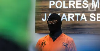 Aktor berinisial DS atau Dwi Sasono saat dirilis terkait kasus kepemilikan narkoba di Polres Metro Jakarta Selatan, Senin (1/6/2020). Dalam penggeledahan, polisi berbasil menemukan barang bukti ganja seberat 16 gram.  (Liputan6.com/Faizal Fanani)