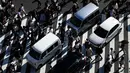 Pejalan kaki berjalan melintasi Shibuya Crossing yang juga disebut sebagai persimpangan pejalan kaki tersibuk dunia, di Tokyo, 13 Juni 2019. Di Shibuya Crossing ini juga dijadikan lokasi syuting dari film Fast & Farious: Tokyo Drift. (AP Photo/Jae C. Hong)