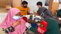 Warga antusias mendapat suntik vaksin booster pada program vaksinasi massal di Kota Malang pada Jumat, 22 April 2022. Vaksin disediakan oleh pihak penyelenggara tanpa menggunakan stok di Dinas Kesehatan setempat (Liputan6.com/Zainul Arifin)&nbsp;&nbsp;