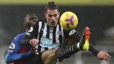 Bek Newcastle United, Fabian Schar dan penyerang Crystal Palace, Christian Benteke bersaing memperebutkan bola dalam pekan ke-22 Liga Inggris di St. James Park, Rabu (3/2/2021) dini hari WIB. Newcastle dikalahkan oleh Crystal Palace dengan skor 1-2. (AP Photo/Scott Heppell/Pool)