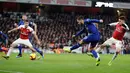 Gelandang Chelsea, Eden Hazard berusaha mengumpan bola saat bertanding melawan Arsenal pada lanjutan Liga Inggris di stadion Emirates di London (19/1). Arsenal menang 2-0 atas Chelsea. (AP Photo/Frank Augstein)