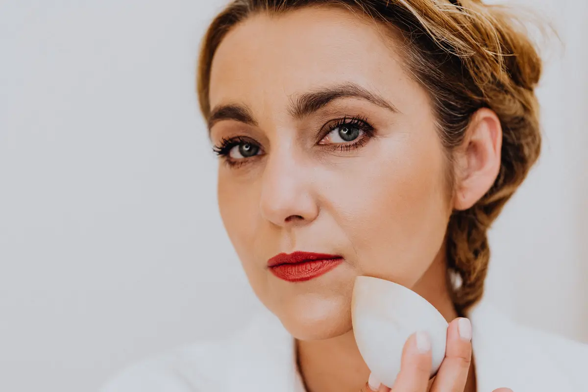 4 Cara Tepat Mengaplikasikan Foundation dengan Menggunakan Beauty Blender, Cegah Cakey