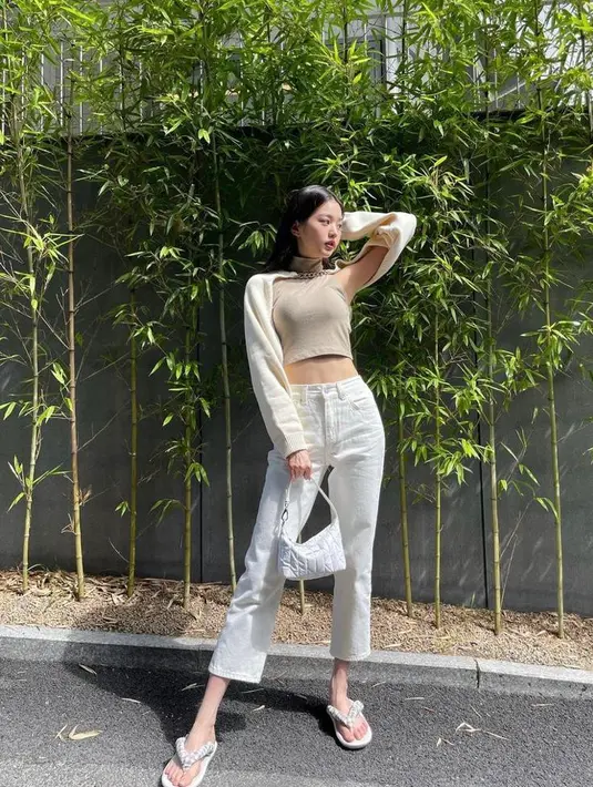 Tampil kekinian, bisa tiru gaya Jang Wonyoung IVE satu ini. Padukan cut out cropped sweater dengan turtleneck crop top. Untuk bawahan, bisa pilih high waist pants warna senada. (Instagram/for_everyoung10).