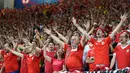 Suporter Wales meneriakkan yel-yel saat Wales mengalahkan Rusia 3-0 pada laga terakhir Grup B Piala Eropa 2016 di Stadion Municipal, Toulouse, Selasa (21/6/2016) dini hari WIB. (AFP/Remy Gabalda)