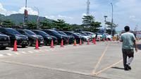 Antrean Kendaraan Pribadi di Dermaga Eksekutif Merak, Cilegon, Banten. (Minggu, 23/03/2025). (Yandhi Deslatama/Liputan6.com).