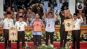 Pasangan capres-cawapres Pemilu 2024, Anies Baswedan-Muhaimin Iskandar, Prabowo Subianto-Gibran Rakabuming Raka, dan Ganjar Pranowo-Mahfud Md (kiri ke kanan) berpose usai pengundian nomor urut di halaman gedung Komisi Pemilihan Umum (KPU), Jakarta, Selasa (14/11/2023). (Liputan6.com/Faizal Fanani)