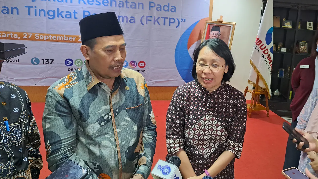 Ketua Ombudsman RI Muhammad Nadjih dan  Asisten Ombudsman RI Bellinda W Dewanty dan Direktur Jenderal Kesehatan Masyarakat Maria Endang Sumiwi.