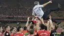 Pelatih Athletic Bilbao, Ernesto Valverde, diangkat para pemainnya setelah menjuarai Copa del Rey di Stadion Olimpico de Sevilla, Minggu (7/4/2024). (AFP/Jaime Reina)