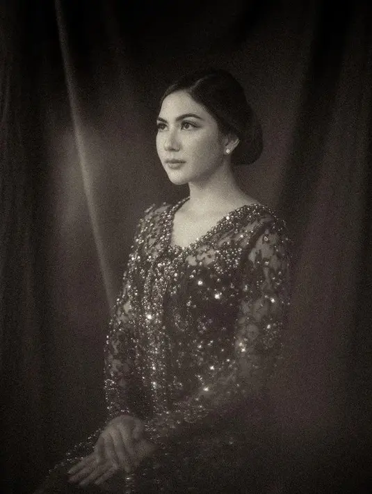 Bahkan ketika mengenakan kebaya, ia terlihat anggun dengan cutting kebaya minimalis disertai sentuhan glamor dengan payet ada kebayanya. (Foto: Jessica Mila)