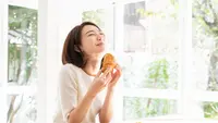 Ilustrasi perempuan yang sedang makan karena lapar/copyright shutterstock.com/miya227