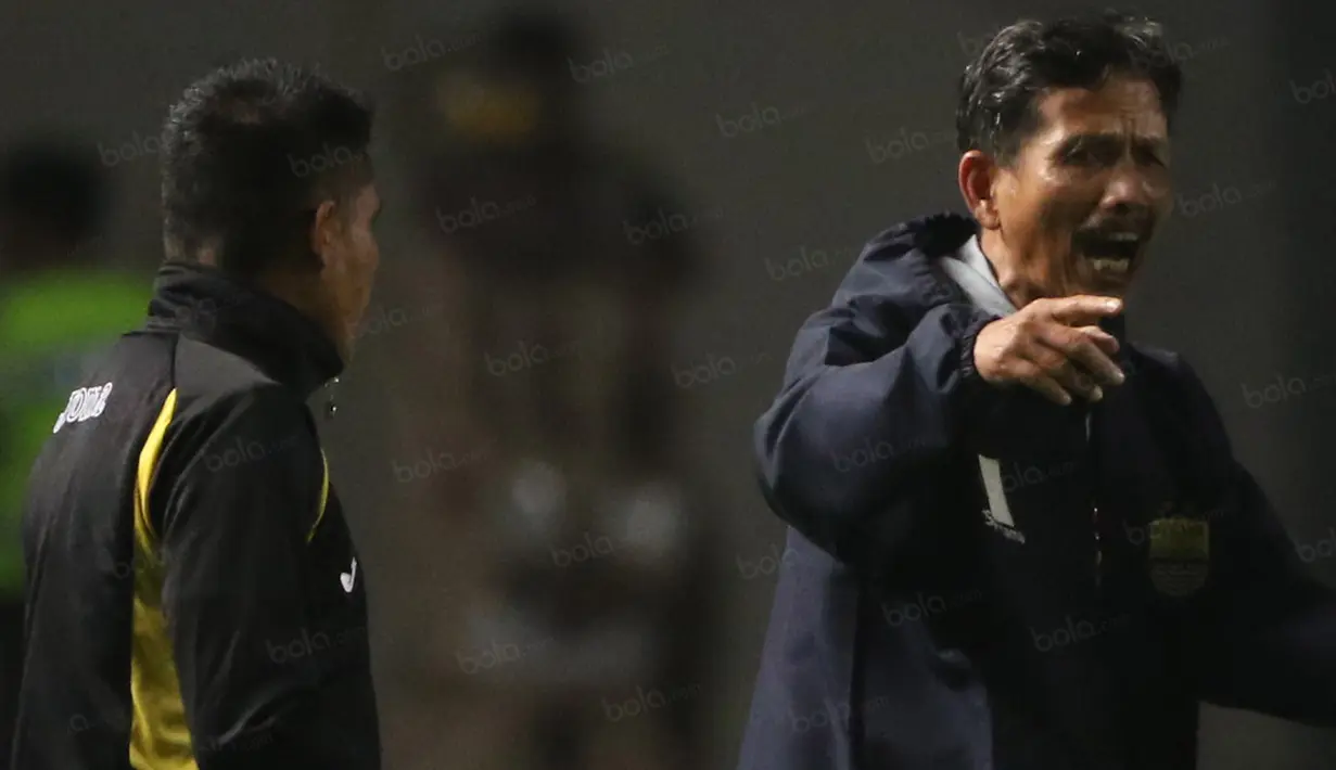 Djajang Nurjaman berteriak memberikan arahan kepada pemain Persib Bandung saat melawan PSM Makassar di Stadion Gelora Bandung Lautan Api, Bandung, Sabtu (2/7/2016). (Bola.com/Nicklas Hanoatubun)