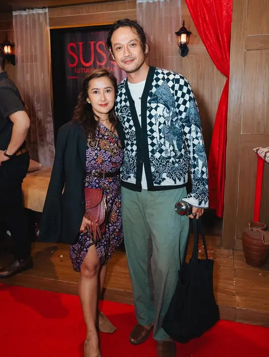 Dwi Sasono mengenakan outer motif batik wayang, sedangkan Widi Mulia mengenakan kain batik yang ia buat menjadi jumpsuit dipadukan blazer hitam. [@dwisasono]