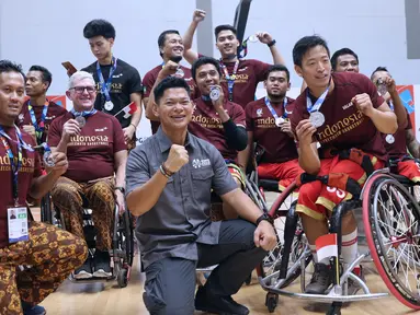 Pebasket difabel Indonesia bersama Ketua Inapgoc, Raja Sapta Oktohari usai meraih medali perak Indonesia Para Games Invitational Tournament 2018 di Hall A GBK, Jakarta, Senin (2/7). Indonesia kalah dari Thailand 35-58. (Liputan6.com/Helmi Fithriansyah)