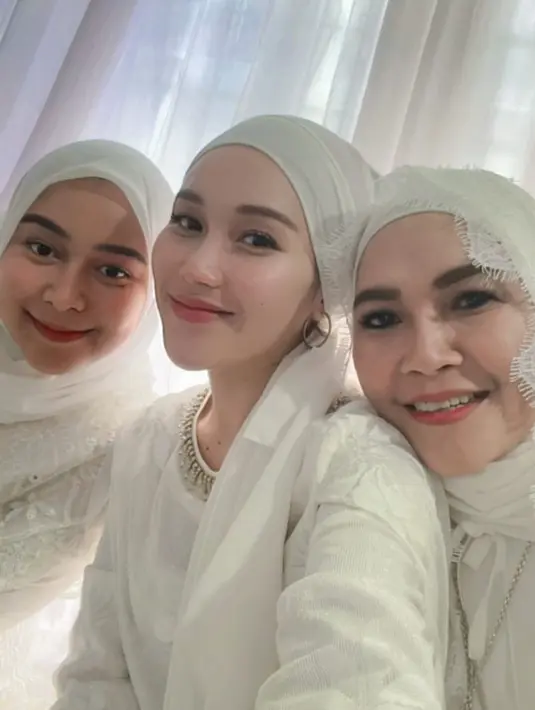 Wajah Ayu pun tampil natural tanpa makeup berlebih. Hanya tampak alis mata yang on point. [@ayutingting92]