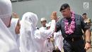 Kapten HMS Albion Tim Nield menyapa anak-anak panti asuhan saat tiba Pelabuhan Tanjung Priok, Jakarta, Minggu (22/4). Kapal HMS Albion rencananya akan bersandar selama tiga hari di Jakarta. (Merdeka.com/Iqbal S. Nugroho)