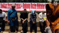 Sejumlah orang dari ormas Islam menggelar aksi unjuk rasa di depan Gedung DPR, Jalan Gatot Subroto, Jakarta, Selasa (24/10). Dalam aksi ini berbagai pesan disampaikan ribuan massa dalam bentuk tulisan seperti poster dan spanduk. (Liputan6.com/JohanTallo)