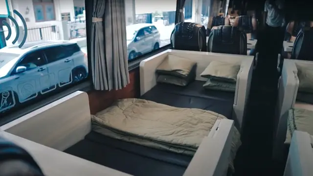 Momen Liburan Keluarga Ammar Zoni Naik Bus Mewah, Fasilitas Lengkap dan Nyaman. (Sumber: YouTube/Aish Tv)