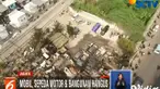 Sejumlah warga mencoba menyelamatkan sebuah kendaraan yang tak terbakar. Sementara sejumlah warga lainnya membantu petugas pemadam kebakaran yang berupaya memadamkan api.