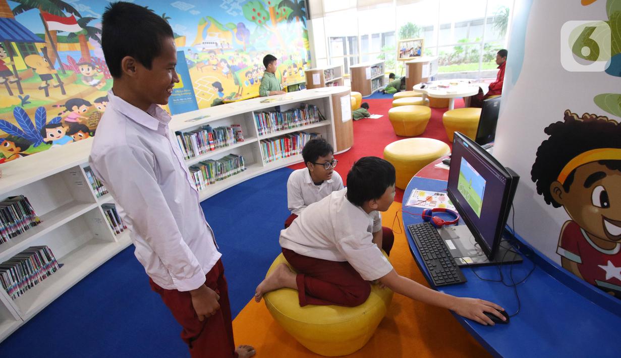 Aktivitas sejumlah siswa di ruang baca Perpustakaan Nasional (Perpusnas), Jakarta, Selasa (18/2/2020). Selain megah dan memiliki koleksi lengkap, Perpusnas juga menyediakan ruangan perpustakaan untuk anak-anak, layanan untuk penyandang disabilitas dan lansia. (Liputan6.com/Angga Yuniar)