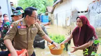 Pj Gubernur Jatim Adhi Karyono mendatangi korban banjir di Bangkalan. (Istimewa)