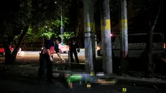 Petugas kepolisian Filipina (PNP) memeriksa jenazah pria yang ditemukan tewas di pinggir jalan Malate, Manila (29/8). Jenazah pria ini diduga sebagai bandar narkoba yang tewas dengan luka tembak. (REUTERS/Romeo Ranoco)