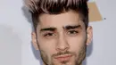Memiliki selera fesyen yang menarik, tak khayal Zayn Malik kerap menjadi pusat perhatian publik. Namun kali ini Zayn gagal tampil sempurna. (AFP/Bintang.com)