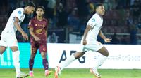 Jeam Kelly Sroyer jadi pahlawan Persik dan Persikmania saat mencetak gol ke gawang PSM. (Bola.com/Gatot Sumitro)