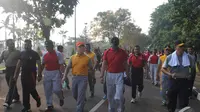 Usai melakukan senam para peserta melakukan jalan santai bersama  di Lapangan Utama Mako Kopassus, Cijantung, Jakarta, Jumat (21/11/2014). (Liputan6.com/Herman Zakharia)
