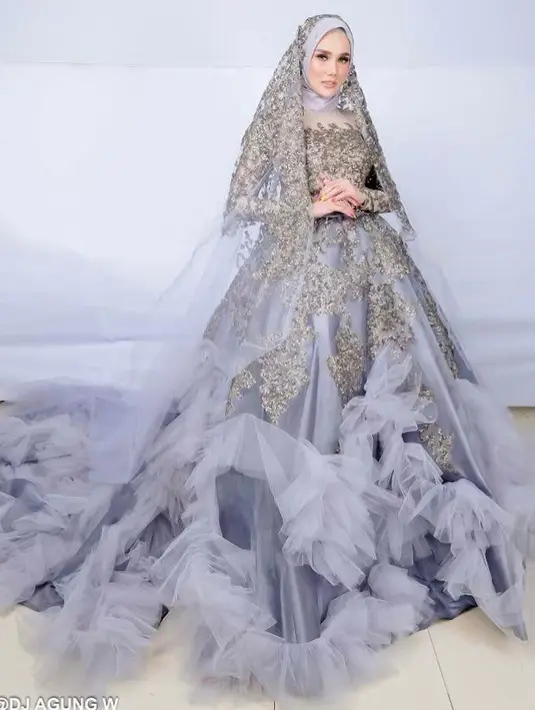 Dress dengan brokat warna silver itu dilengkapi dengan penutup kepala ala pengantin Arab. (Instagram/mulanjameela1).