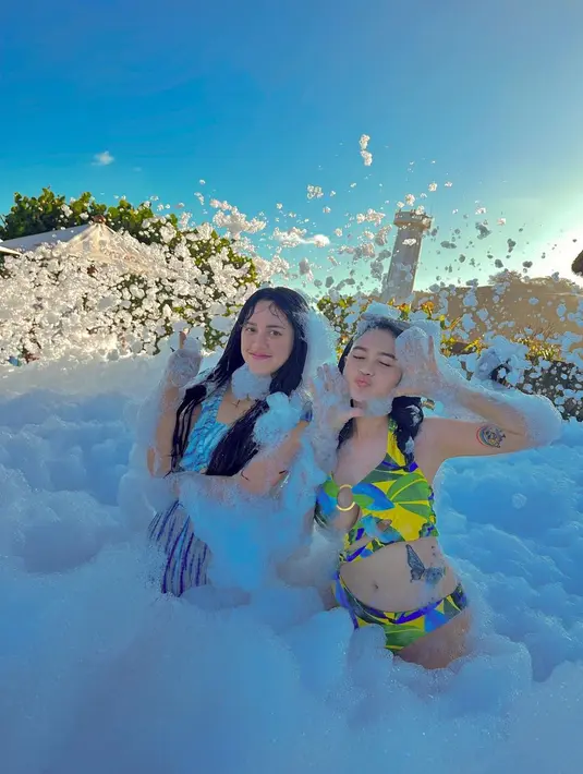 Mengenakan busana ala musim panas, mereka seru-seruan di kolam busa. [Instagram @arlidaputrii]