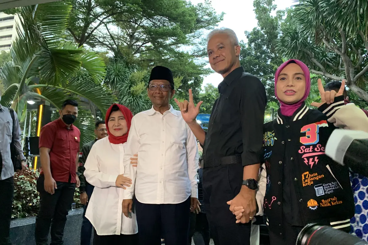 Calon Presiden (Capres) dan Calon Wakil Presiden (Cawapres) nomor urut 03 Ganjar Pranowo-Mahfud Md menuju lokasi debat Pilpres 2024 di Jakarta Convention Center (JCC), Senayan, Jakarta Pusat.