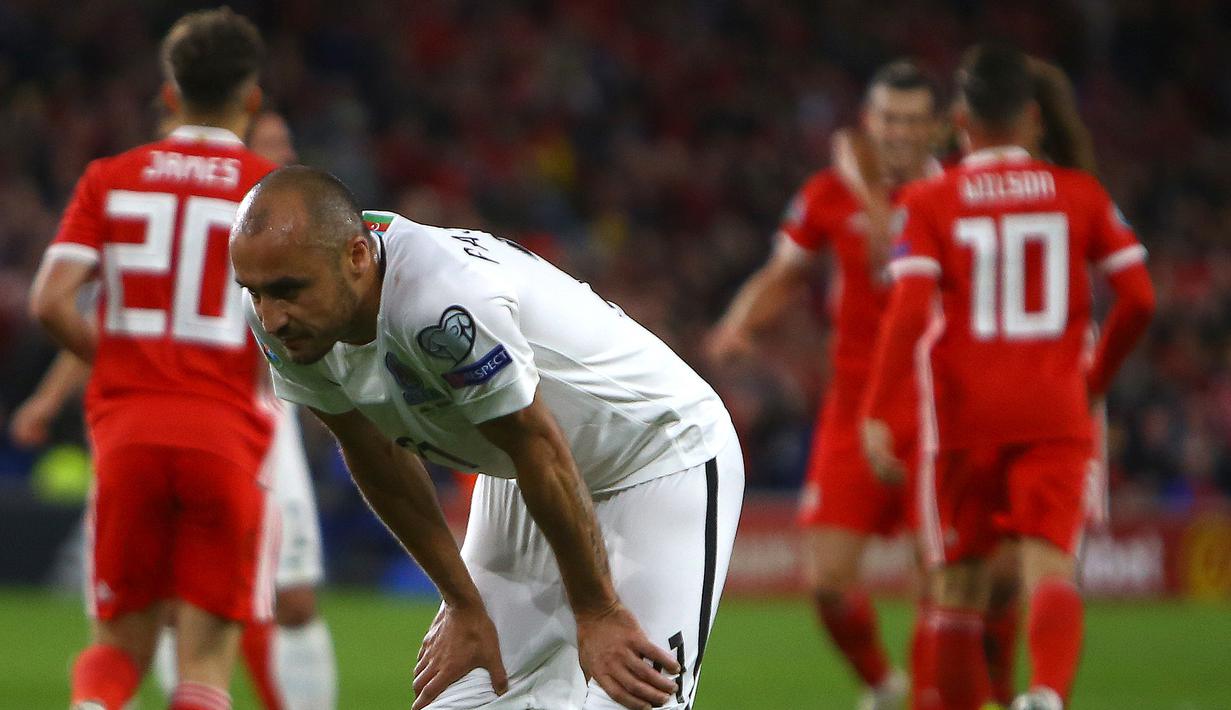 Bek Azerbaijan, Pavlo Pashayev, kecewa usai melakukan gol bunuh diri saat melawan Wales pada laga Kualifikasi Piala Eropa 2020 di Cardiff City Stadium, Cardiff, Jumat (6/9). Wales menang 2-1 atas Azerbaijan. (AFP/Geoff Caddick)