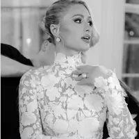 Paris Hilton membagikan potretnya yang sedang mengenakan gaun pengantin usai menikah dengan Carter Reum (dok.Twitter/@parishilton/https://twitter.com/ParisHilton/status/1459214838329012228?/Komarudin)