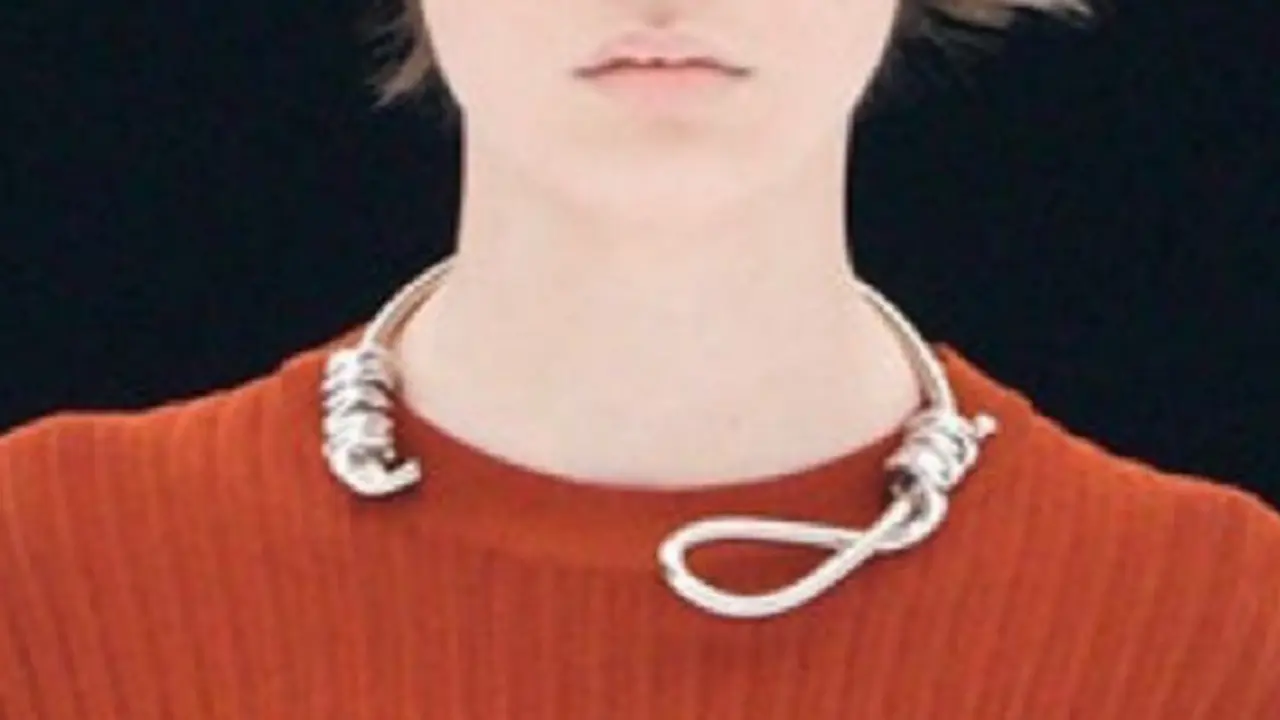 Desain kalung kontroversial yang masuk dalam koleksi Givenchy SS22