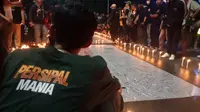 Aksi seribu lilin dan doa bersama yang diinisiasi suporter Persipal untuk korban tragedi Stadion Kanjuruhan Malang, Senin (3/10/2022). (Foto: Heri Susanto/ Liputan6.com).