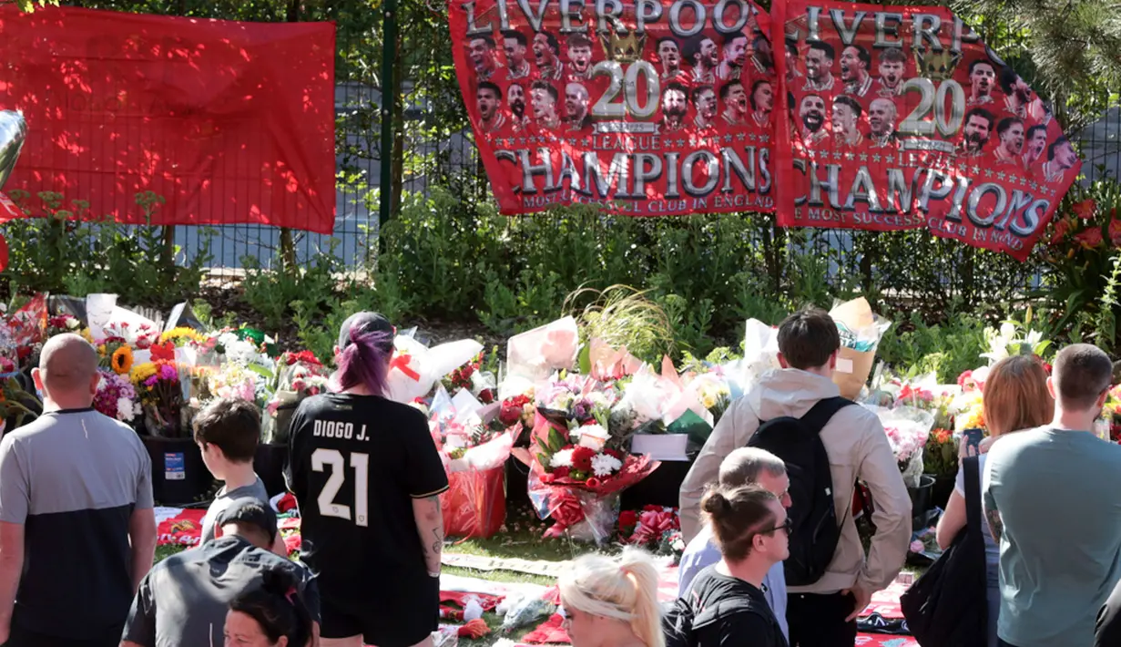 Para fans Liverpool memberikan penghormatan kepada Diogo Jota di luar stadion Liverpool, Anfield, (AP Photo/Ian Hodgson)